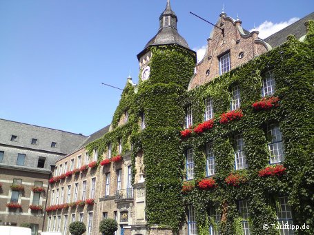 Perfektes Fotowetter: Das D&uuml;sseldorfer Rathaus erscheint nur an den R&auml;ndern leicht unscharf